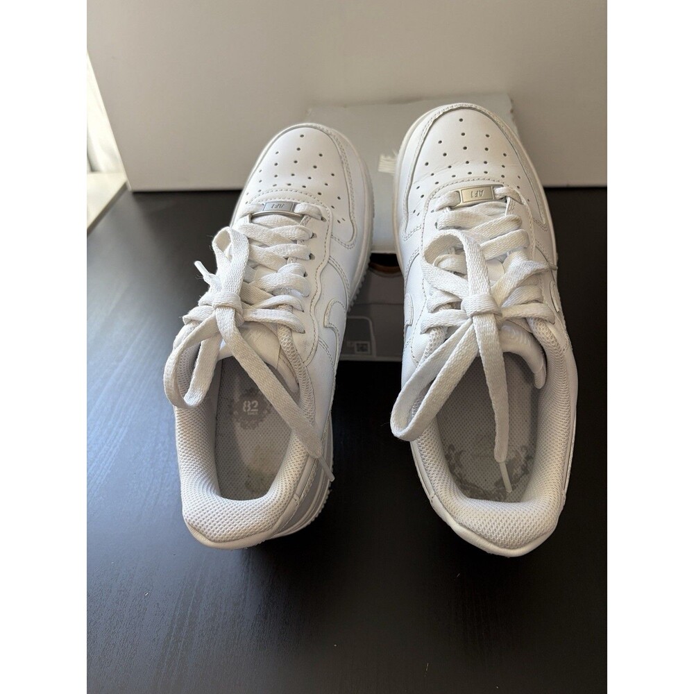 Nike Air Force 1 ‘07 Women’s Size 6.5 Triple White Leather DD8959-100 w/ Box - Picture 4 of 7